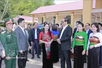 Le vice-président de l'Assemblée nationale, Tran Quang Phuong, inspecte les conditions de vote au bureau de vote n° 10, village de Tan Thanh. Photo : VNA