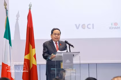 Le président de l'Assemblée nationale (AN), Tran Thanh Man s'exprime lors du dialogue politique sur le renforcement de la coopération Vietnam-Italie. Photo: VNA
