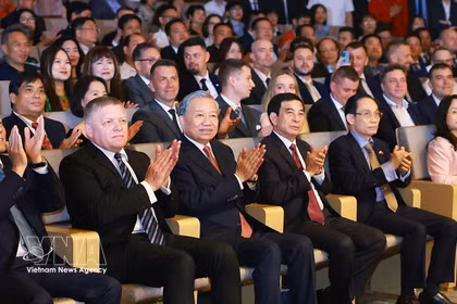 Le secrétaire général du Parti communiste du Vietnam et président de la République, To Lam, et le Premier ministre slovaque, Robert Fico, au concert de l'amitié Vietnam-Slovaquie. Photo: VNA
