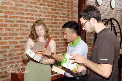 Les touristes découvrent les produits OCOP de la province de Quang Tri directement dans les hôtels, restaurants et autres établissements d'hébergement. Photo : VNA