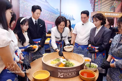 La Première dame sud-coréenne Kim Hye-kyung (au centre) a participé à la préparation d’un « bibimbap au beurre et à la pâte de piment gochujang. Photo : VNA