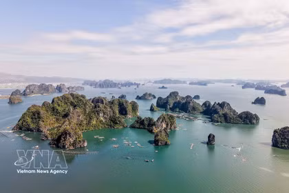 Avec sa beauté unique et incomparable, la baie d'Ha Long a été inscrite à deux reprises au patrimoine mondial par le Comité du patrimoine mondial. Photo : VNA