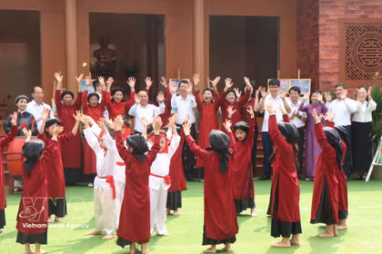 Des enfants interprètent des chants folkloriques Xoan lors d'un camp culturel. Photo : VNA