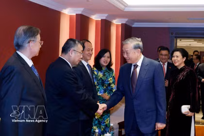 Le secrétaire général du Parti communiste du Vietnam (PCV) et président du Vietnam, To Lam, et son épouse rencontrent les proches de généraux, d’experts et de personnalités ayant contribué à l’amitié Vietnam–Chine. Photo : VNA