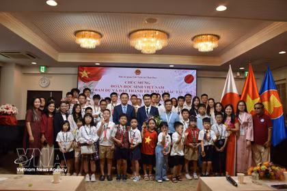 L'ambassadeur du Vietnam au Japon, Pham Quang Hieu, pose avec les jeunes lauréats vietnamiens du World Mathematics Invitational (WMI) 2026. Photo : VNA