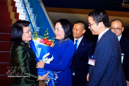 La présidente de l'Assemblée nationale du Cambodge, Samdech Khuon Sudary (gauche) est arrivée à Hanoï. Photo: VNA
