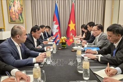 Le ministre Le Hoai Trung a rencontré le vice-Premier ministre et ministre des Affaires étrangères et de la Coopération internationale du Cambodge, Prak Sokhonn. Photo : VNA