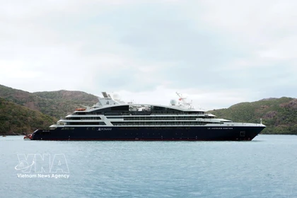 Vers midi le 10 février, le yacht de luxe Le Jacques-Cartier, battant pavillon français et appartenant à la compagnie Ponant, a accosté au port de Ben Dam. Photo : VNA