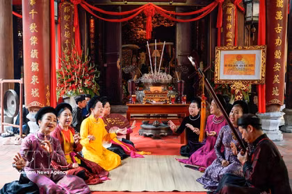 Des artistes interprètent des formes d’art traditionnel dans l’espace du temple Bach Ma, dans le quartier de Hoan Kiem, à Hanoï. Photo: VNA