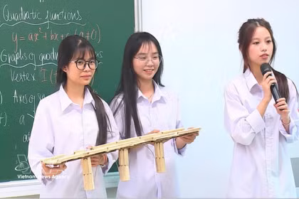 Un cours de mathématiques dispensé en langue étrangère au lycée Hong Quang, quartier Le Thanh Nghi. Photo : VNA.