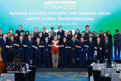 Le Premier ministre Pham Minh Chinh et les chefs de délégation participant au Forum de l'avenir de l'ASEAN 2025. Photo : VNA