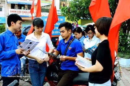 À Hanoï, des jeunes et des adolescents participent à une campagne d'information et de sensibilisation à la santé reproductive. Photo : VNA