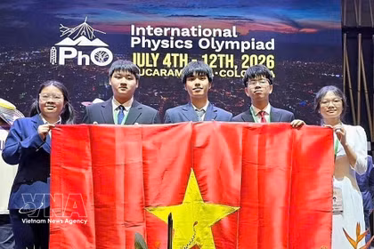 Les cinq membres de l’équipe nationale vietnamienne participant à la 56e Olympiade internationale de physique (IPhO 2026). Photo : VNA