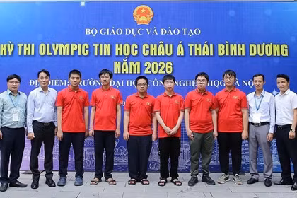 Des élèves vietnamiens participant à l'Olympiade d'informatique Asie-Pacifique 2026 (en chemises rouges), encadrés par leurs professeurs. Photo : Ministère de l'Éducation et de la Formation.