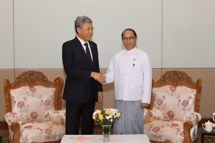 Le ministre malaisien des Affaires étrangères, Datuk Seri Mohamad Hasan (à gauche), et son homologue birman U Tin Maung Swe à Nay Pyi Taw, le 19 mai 2026. Photo : ministère birman des Affaires étrangères