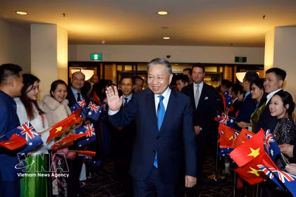Des membres du personnel de l'ambassade et de la communauté vietnamienne en Australie ont accueilli le secrétaire général et président To Lam. Photo : VNA