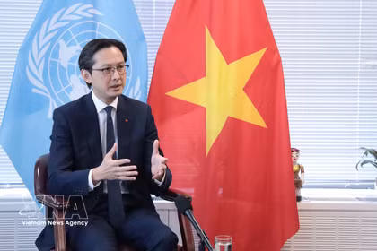 L'ambassadeur Do Hung Viet, chef de la Mission permanente du Vietnam auprès de l’Organisation des Nations unies, répond à la presse sur la Conférence d'examen du TANP. Photo: VNA