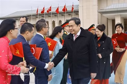 Dans la soirée du 18 avril, le président de l’Assemblée nationale, Tran Thanh Man, son épouse Nguyen Thi Thanh Nga avant de quitter Istanbul. Photo : VNA