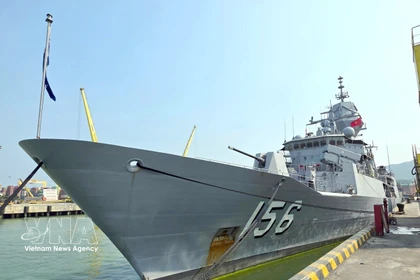 Le navire HMAS Toowoomba de la marine australienne accoste au port de Tien Sa. Photo: VNA