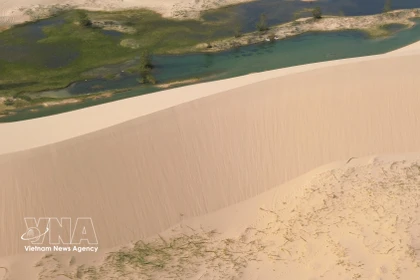 Les rafales de vent balayant le sable forment de magnifiques pentes aux motifs ondulés. Photo : VNA