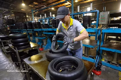 La production de pneus de moto a lieu dans l'usine de CAMEL Vietnam Rubber Co., Ltd., une entreprise détenue à 100 % par des capitaux thaïlandais et située dans la zone économique de la porte frontalière internationale de Lao Bao, dans la province de Quang Tri. (Photo : VNA)