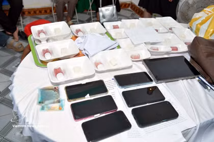 De nombreux objets et documents relatifs aux activités de membres du groupe « Église de Dieu la Mère » ont été saisis. Photo : VNA