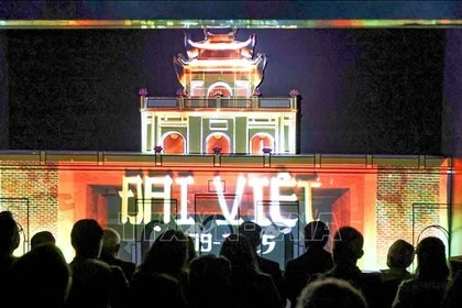 Lors du spectacle « Citadelle impériale de Thang Long ». Photo : VNA