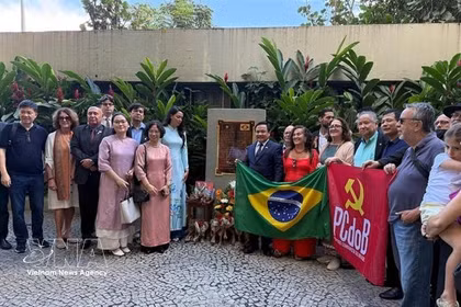 Cérémonie de dépôt de gerbe au mémorial en l'honneur du président Ho Chi Minh à Rio de Janeiro. Photo : VNA