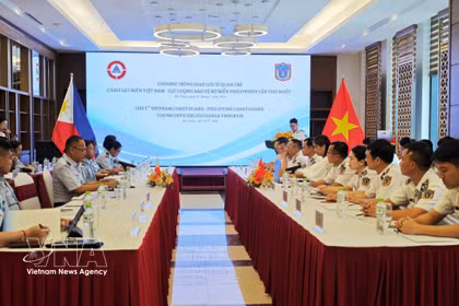 De jeunes officiers des garde-côtes vietnamiens et philippins échangent leurs expériences en matière de police maritime. Photo : VNA.