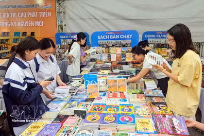 Des expositions et des présentations de livres contribuent à promouvoir la lecture au sein de la communauté. Photo : VNA