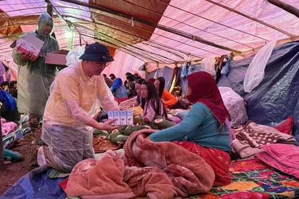 De nombreuses organisations et personnes apportent leur soutien aux populations des zones inondées. Photo: sggp.org.vn