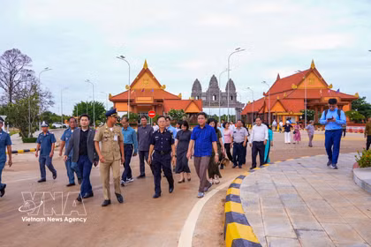 Des représentants vietnamiens et cambodgiens au poste-frontière international de Meun Chey (Cambodge). Photo : VNA