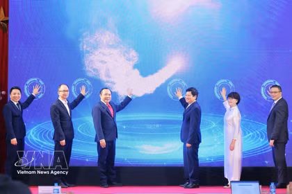 Le ministre des Sciences et des Technologies, Vu Hai Quan, et des délégués inaugurent le Centre. Photo : VNA