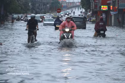 La zone située au pied du pont Niem, dans le quartier d’An Bien, à Hai Phong, est fortement inondée. Photo : VNA
