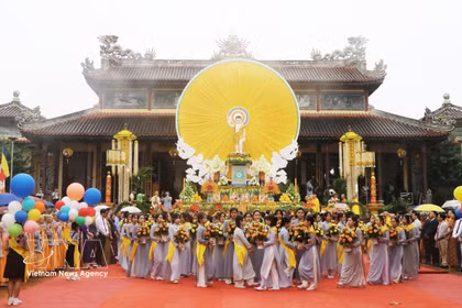 Cérémonie d’offrandes à l’occasion de l’anniversaire du Bouddha lors des célébrations du Vesak 2569 du calendrier bouddhique, le 12 mai 2025, au temple Tu Dam, dans la ville de Hue. Photo : VNA.