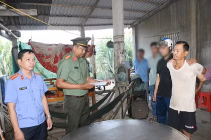 Les forces de police exécutent les décisions judiciaires visant Thach Chanh Tra. Photo: Police de Vinh Long
