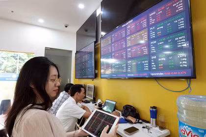 Des clients effectuent des transactions chez la société boursière de Bao Viêt (Bao Viêt Securities). Photo: VNA