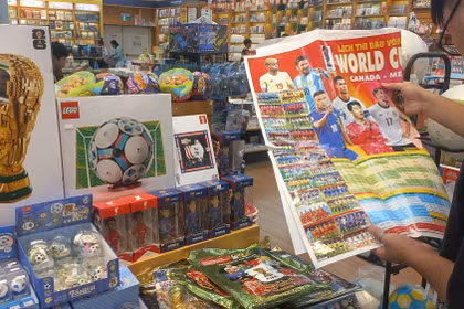 Des jouets Lego aux couleurs de la Coupe du monde 2026 sont exposés dans une librairie du centre commercial Aeon Mall Ha Dong, à Hanoï. Photo: VNA
