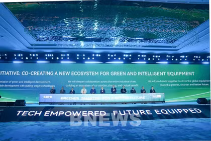 Les représentants du groupe, aux côtés de leurs partenaires internationaux, lancent l'Initiative de co-construction d'un nouvel écosystème pour l'industrie des équipements verts et intelligents. Photo: VNA