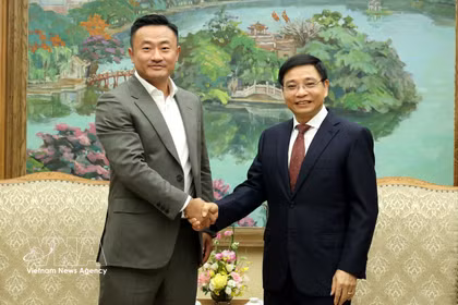 Le vice-Premier ministre Nguyen Van Thang (à droite) reçoit Ben Zhou, cofondateur et directeur général du groupe Bybit. Photo : VNA
