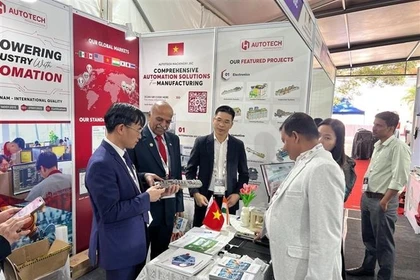 Le conseiller commercial de l'ambassade du Vietnam en Inde, Bui Trung Thuong (premier à gauche), et le consul honoraire du Vietnam à Bangalore, N. Srinivasa Murthy, visitent le stand vietnamien. Photo fournie par l’Office du commerce du Vietnam. VNA.