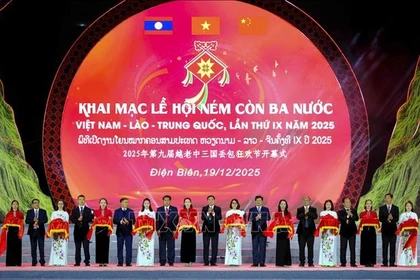 Lors de l'ouverture du 9ᵉ Festival de lancer de “còn” (balles de tissu) réunissant le Vietnam, le Laos et la Chine, placé sous le thème : « Solidarité, amitié – Attachement frontalier – Développement commun ». Photo : VNA