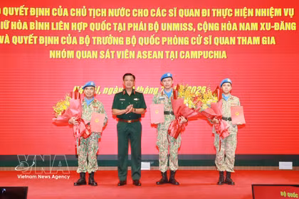 Remise des décisions du président de la République et du ministre de la Défense à trois officiers appelés à prendre leurs fonctions au sein de la MINUSS. Photo: VNA