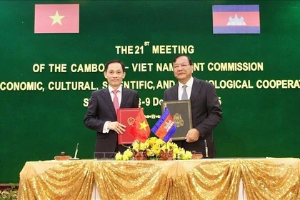 Le ministre des Affaires étrangères du Vietnam, Le Hoai Trung (à gauche), et le vice-Premier ministre et ministre des Affaires étrangères et de la Coopération internationale du Cambodge, Prak Sokhonn, signent le procès-verbal de la réunion, Photo : VNA