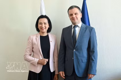 L'ambassadrice du Vietnam en Bulgarie, Nguyen Thi Minh Nguyet, et le ministre bulgare de la Justice, Nikolay Naydenov. Photo: VNA