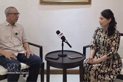 Beni Sukadis, coordinateur principal de l'Institut indonésien d'études stratégiques et de défense (LESPERSSI) lors d'une interview accordée à la correspondante de la VNA en Indonésie. Photo : VNA