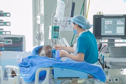 Le personnel médical de l'hôpital Cho Ray prend en charge le blessé. Photo : VNA