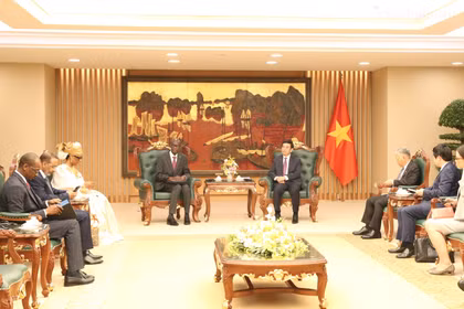 Le général Phan Van Giang, vice-Premier ministre et ministre de la Défense (droite) reçoit le ministre chargé du secrétaire général du gouvernement mauritanien, Moctar Al Housseynou Lam. Photo: baochinhphu