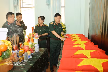 Des officiers du Corps d'armée 34 prennent soin des dépouilles retrouvées de 12 soldats tombés au combat dans le village de Doch1, commune de Ia Ly, province centrale de Gia Lai. Photo : VNA