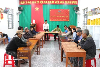 La réunion d'une section du Parti dans le village d'An Thanh, commune de Minh Long, province de Quang Ngai. Photo : VNA